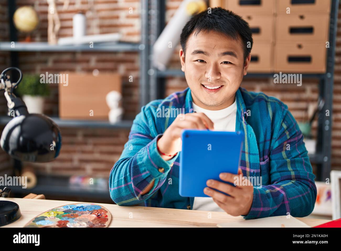 Man Using Art Tools Asian male artist using brush hi-res stock photography and images - Alamy