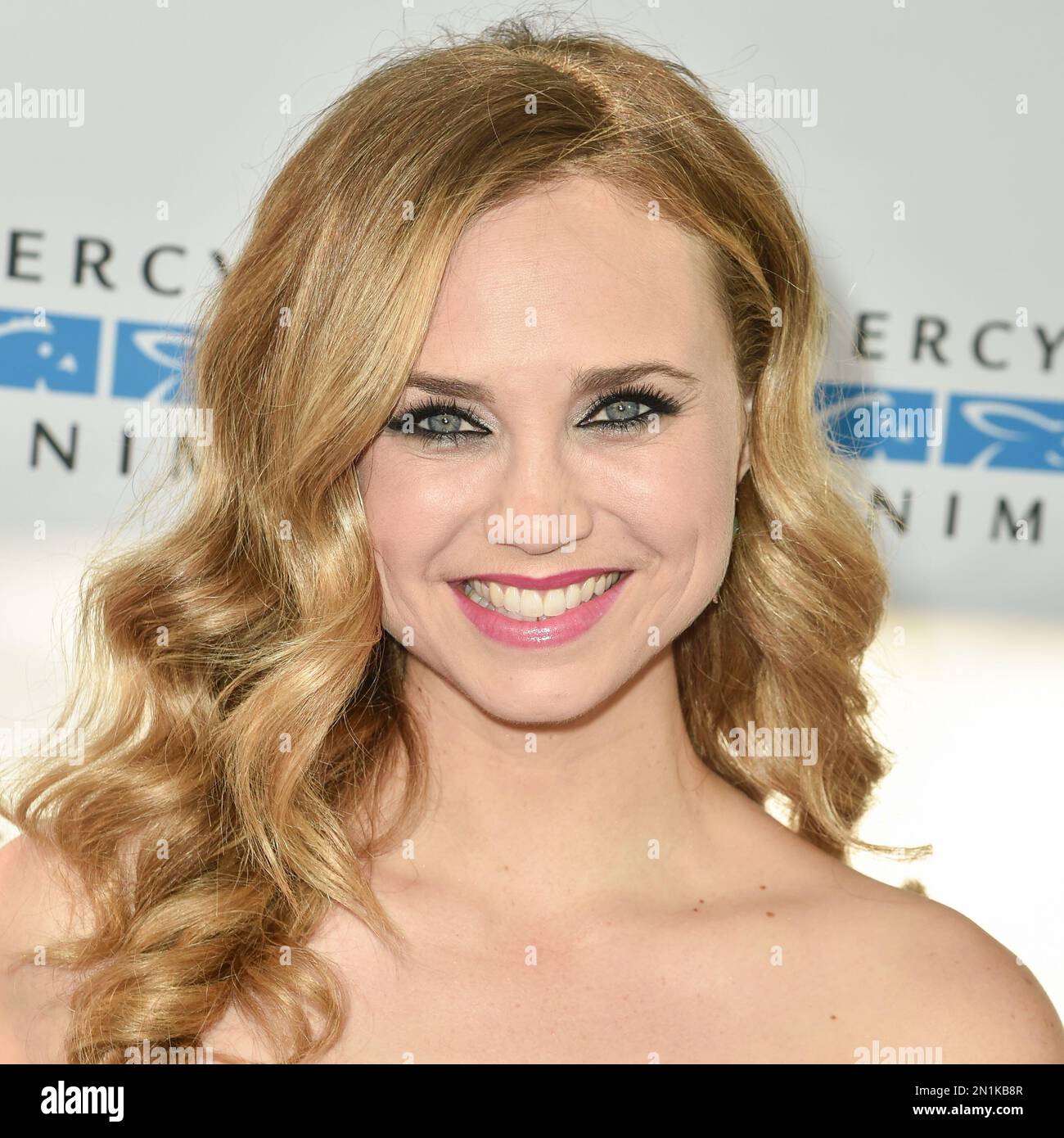 Fiona Gubelmann arrives at "Mercy For Animals' Hidden Heroes Gala" held