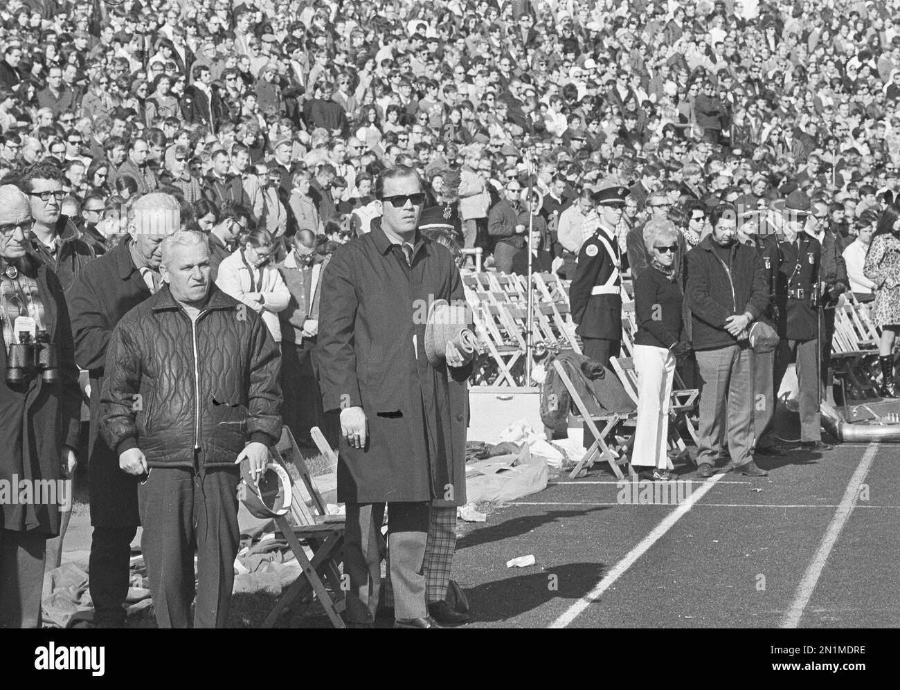 fans-at-the-ohio-state-michigan-football-game-pause-for-a-minute-at