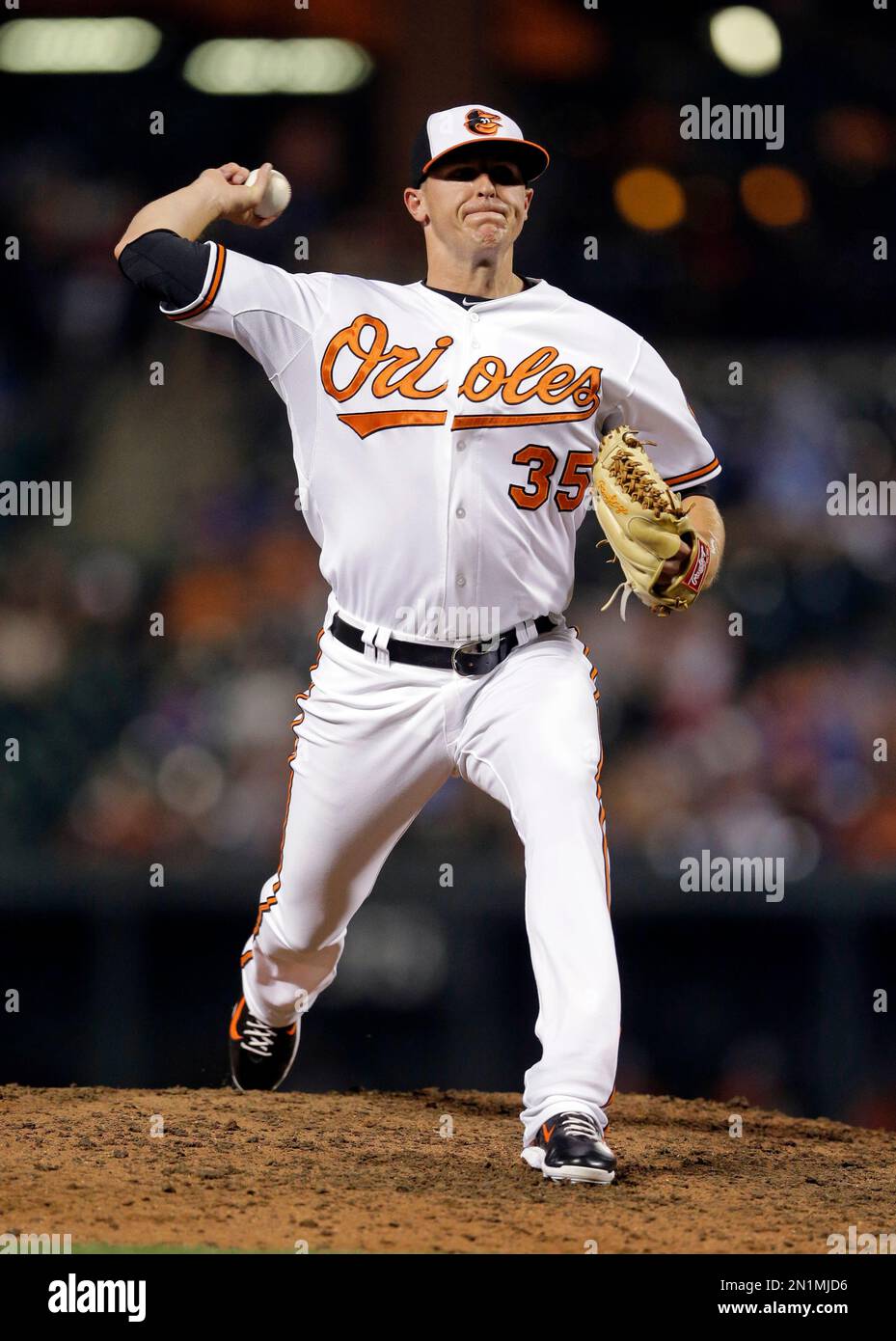 Baltimore Orioles relief pitcher Brad Brach throws to the New York Mets ...