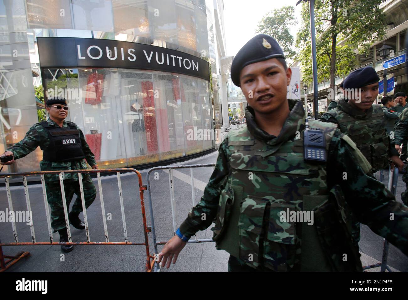 Bangkok, Thailand. 18th Aug, 2015. A security guard at the Louis Vuitton  store in Gaysorn, an exclusive mall across the street from Erawan Shrine.  The windows to the store was broken in