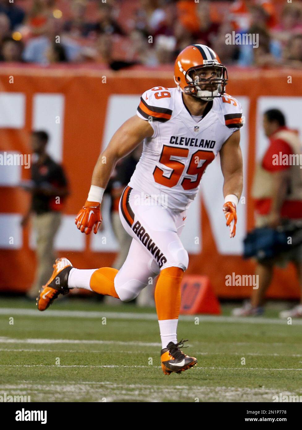 Cleveland Browns inside linebacker Tank Carder (59) against the ...