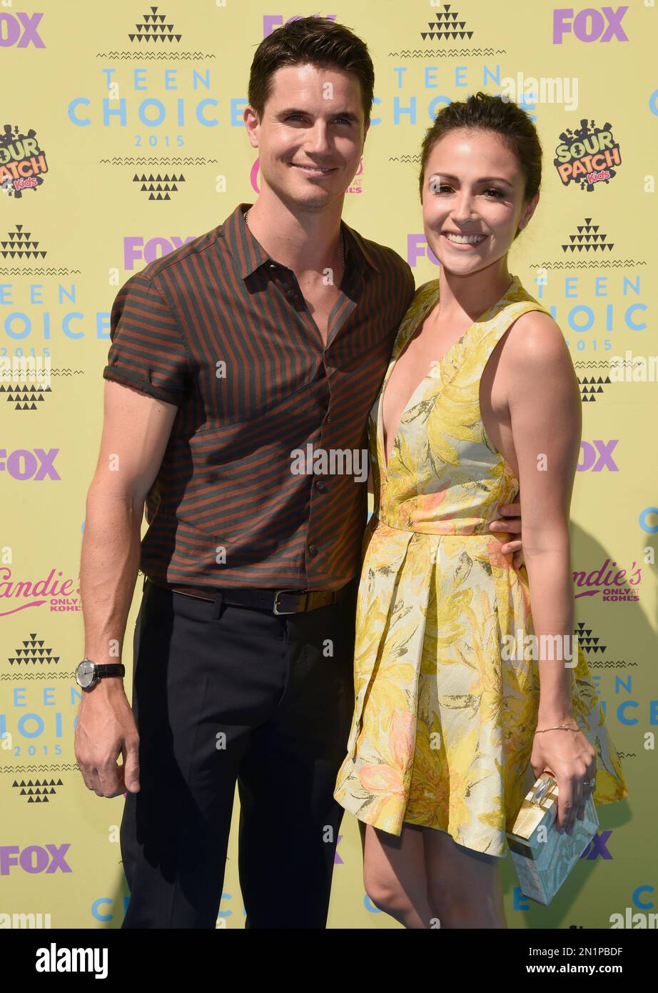 Italia Ricci And Robbie Amell Kiss