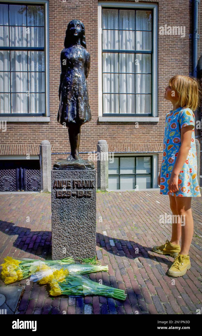 the-netherlands-amsterdam-girl-standing-next-to-the-anne-frank