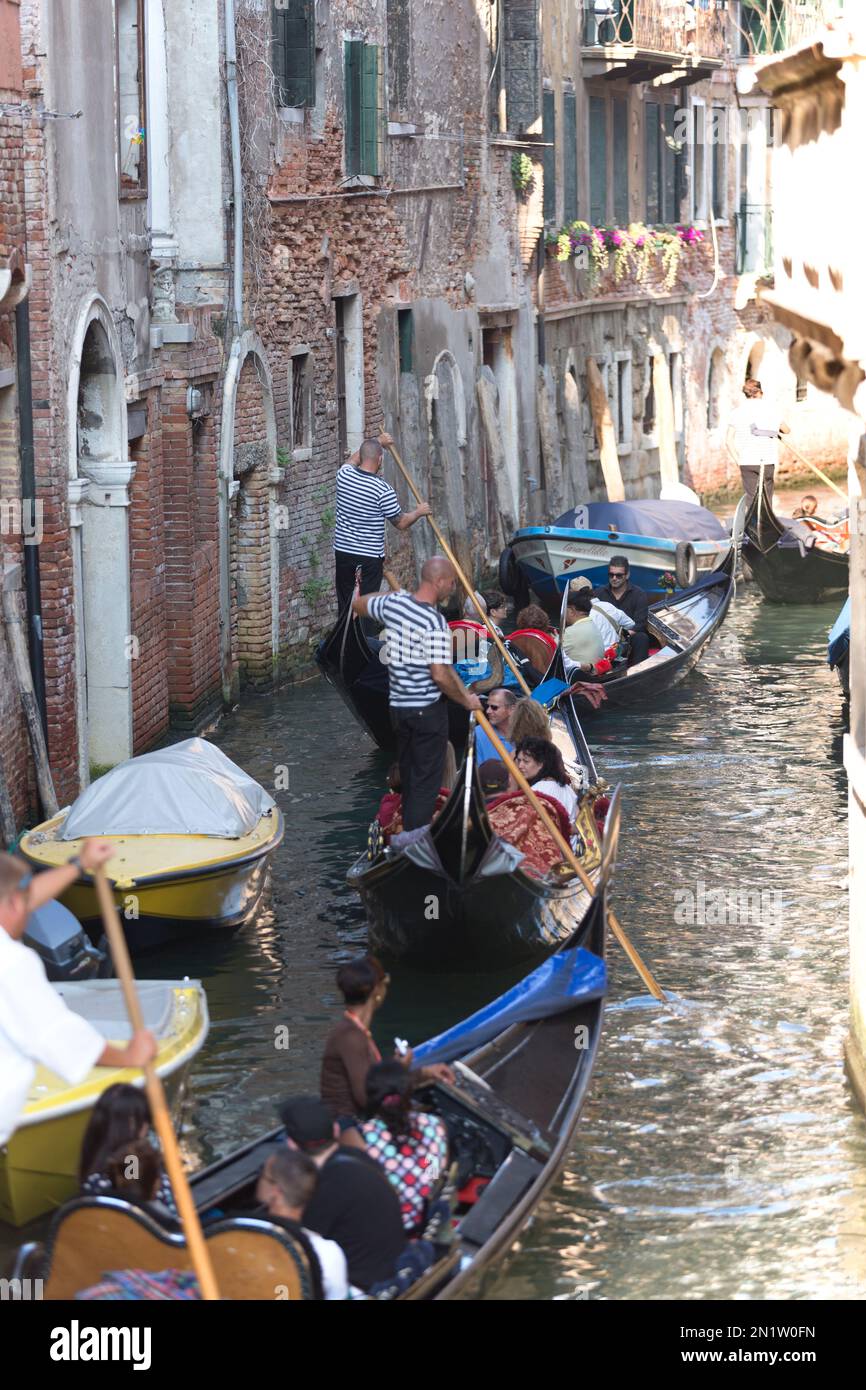 Venice gondolas busy hi-res stock photography and images - Alamy