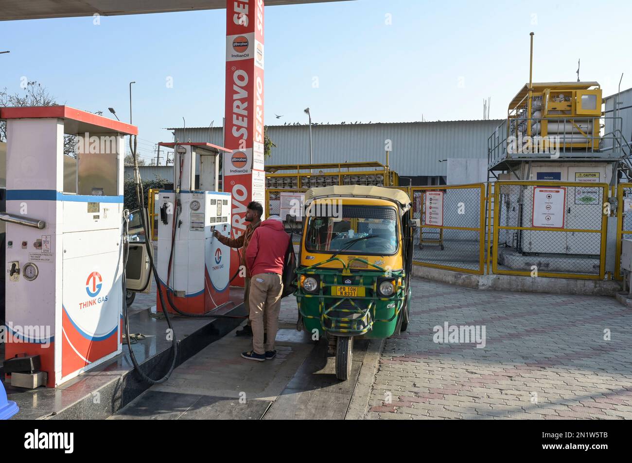 INDIA, Punjab, Indian Oil fuel station, Think Gas CNG compressed natural gas, Bajaj Auto-Rickshaw / INDIEN, Indian Oil Tankstelle , Think Gas CNG komprimiertes Erdgas, Methangas Stock Photo