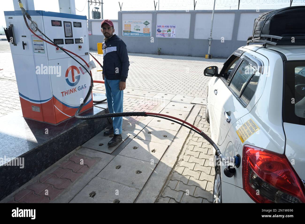 INDIA, Punjab, Think Gas CNG compressed natural gas fuel station, Maruti Suzuki car / INDIEN, Think Gas Tankstelle für CNG komprimiertes Erdgas, Methangas Stock Photo