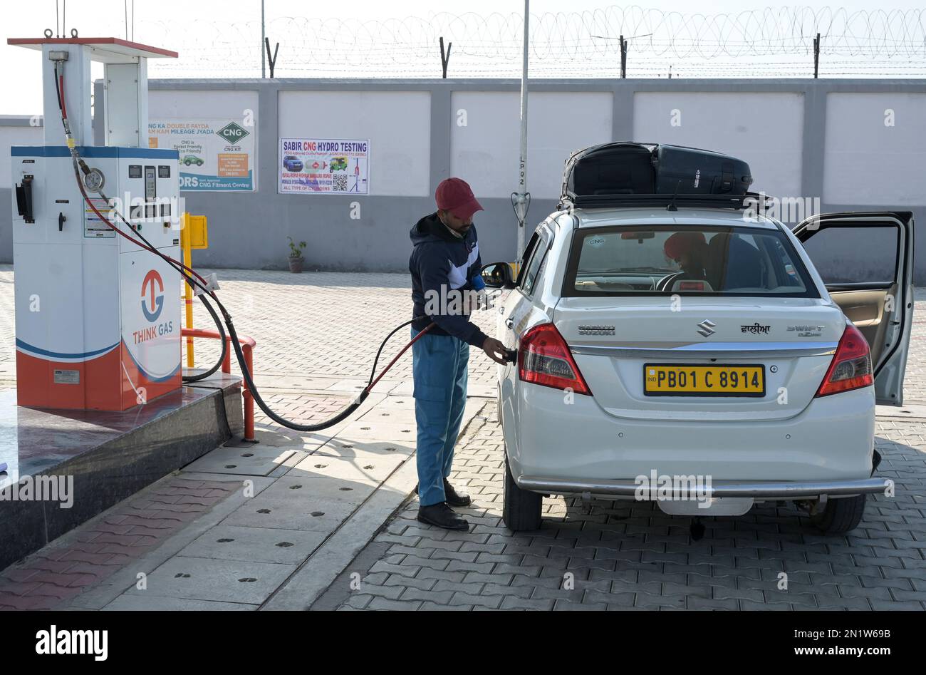 INDIA, Punjab, Think Gas CNG compressed natural gas fuel station, Maruti Suzuki car / INDIEN, Think Gas Tankstelle für CNG komprimiertes Erdgas, Methangas Stock Photo