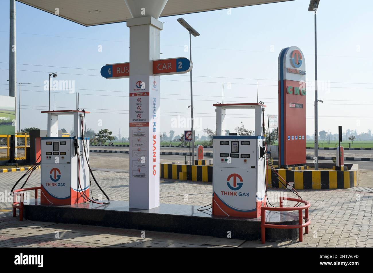 INDIA, Punjab, Think Gas CNG compressed natural gas fuel station / INDIEN, Think Gas Tankstelle für CNG komprimiertes Erdgas, Methangas Stock Photo