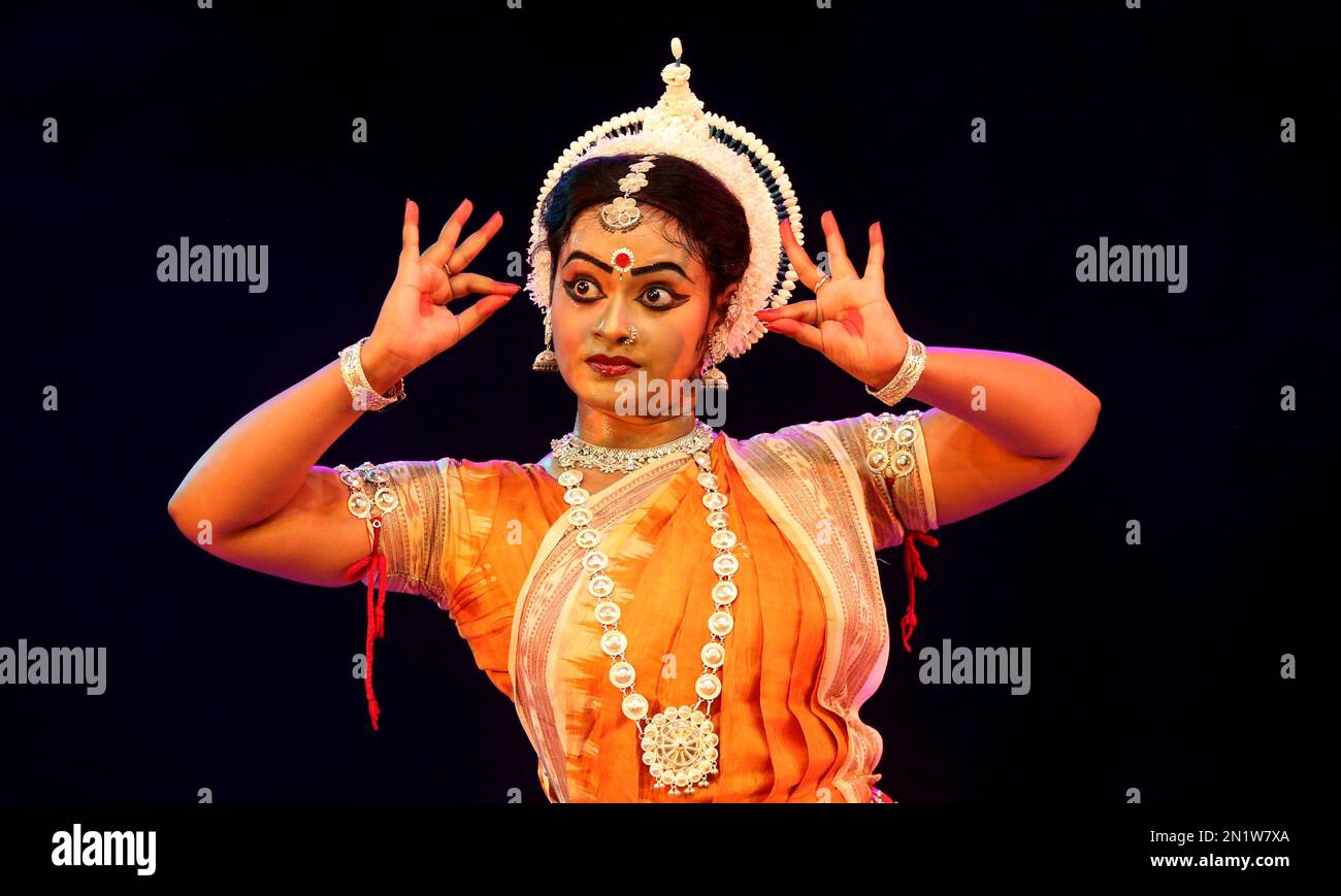 Top 154+ semi classical dance hairstyles best