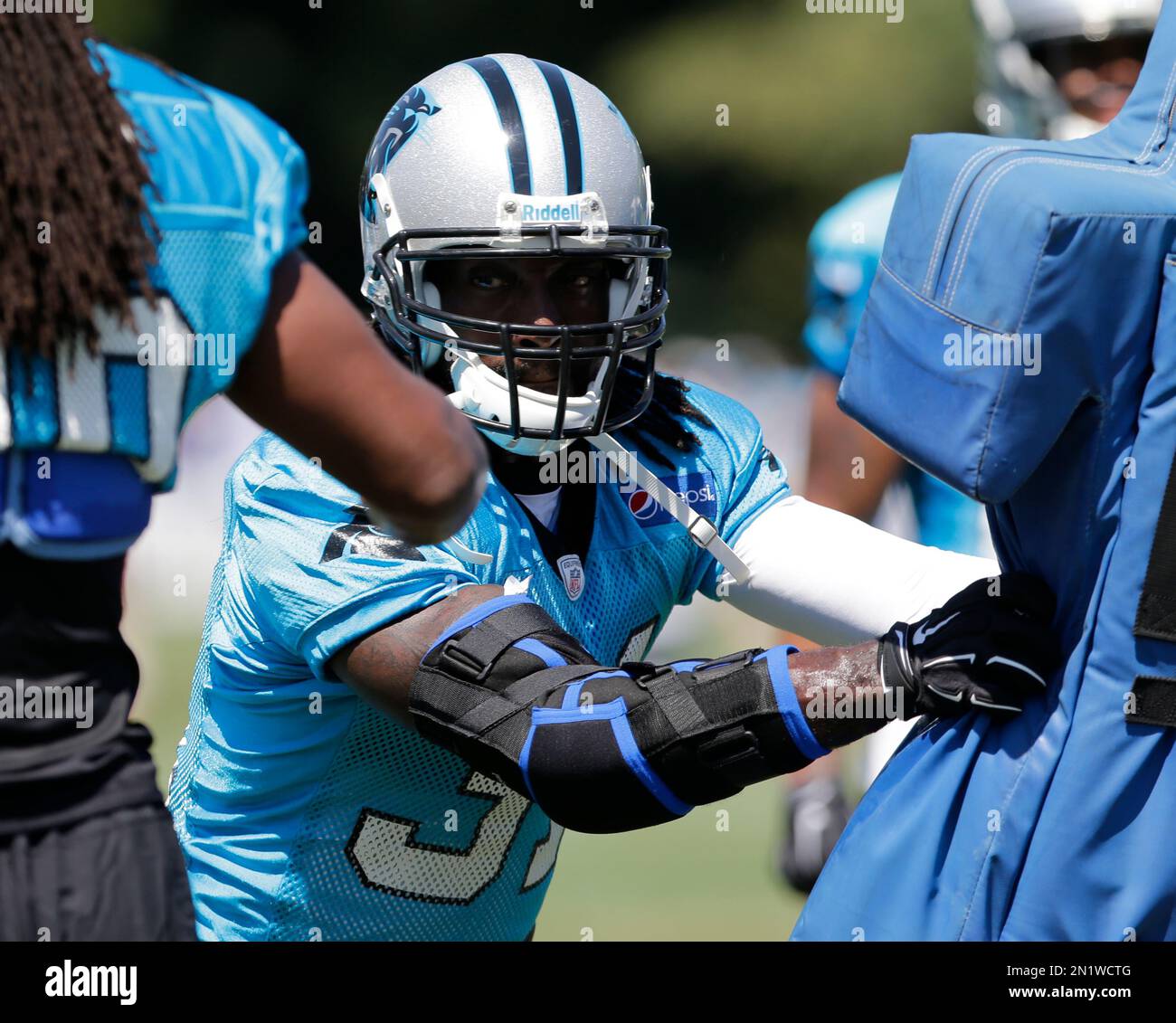 Charles Tillman signs with Carolina Panthers 