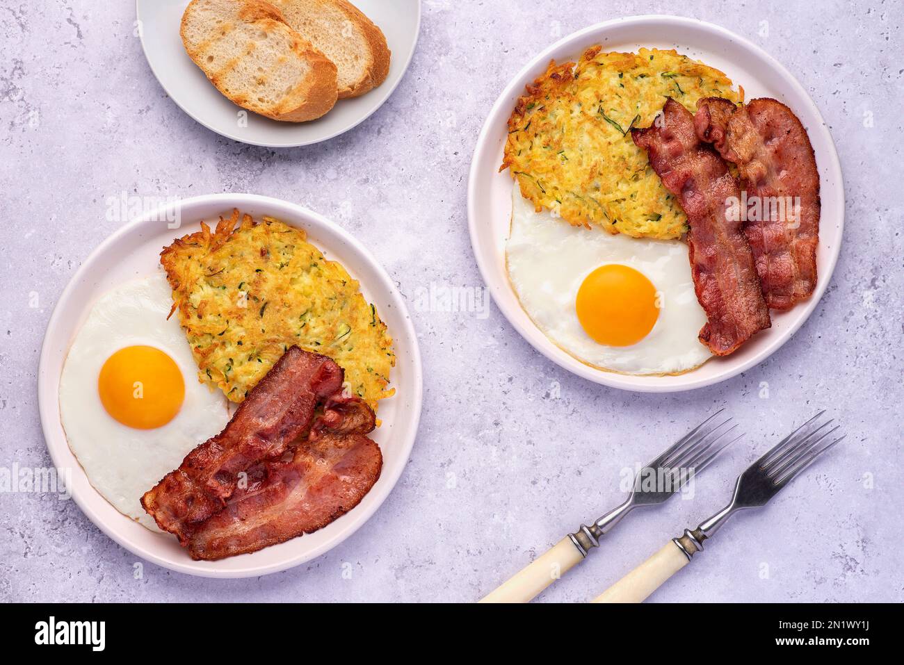 Food photography of fried egg, potato pancake, bacon, toast, brunch, breakfast Stock Photo