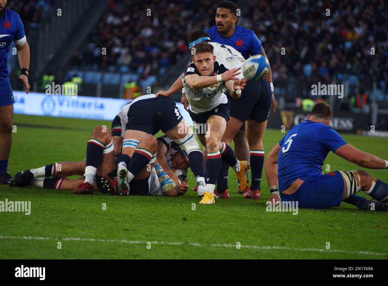 Rome, Italy. 05th Feb, 2023. Guinness Six Nations Rugby Champioship, debut for Italy and France at Olimpic Satadium of Rome, the scrum half Stephen Varney fight for the ball, the Fance team won the match with result of 24 at 29. (Photo by Pasquale Gargano/Pacific Press) Credit: Pacific Press Media Production Corp./Alamy Live News Stock Photo