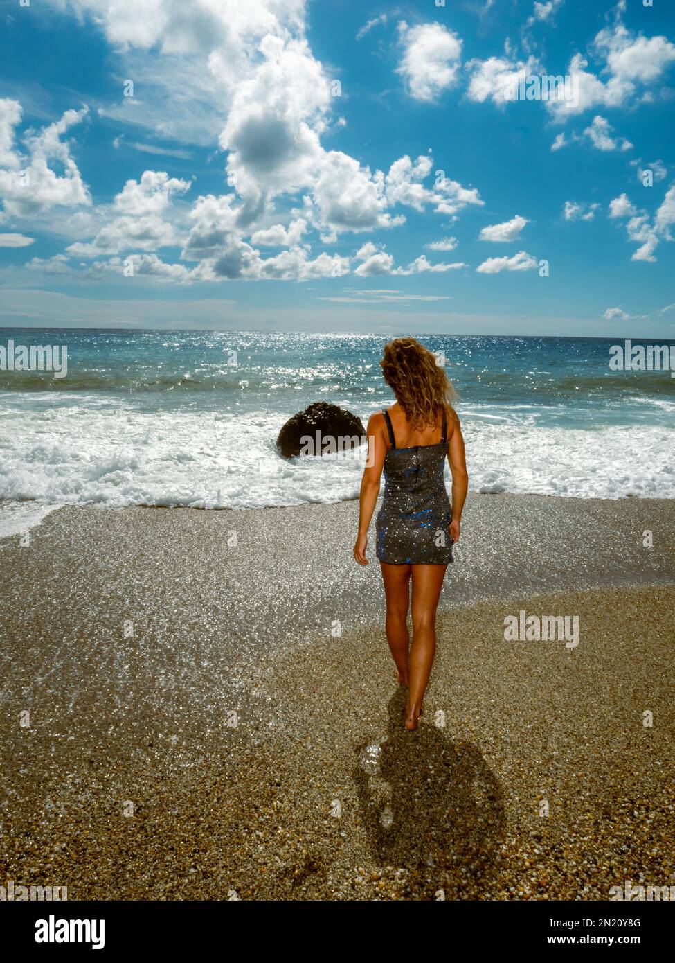 Walks barefoot hi-res stock photography and images - Alamy
