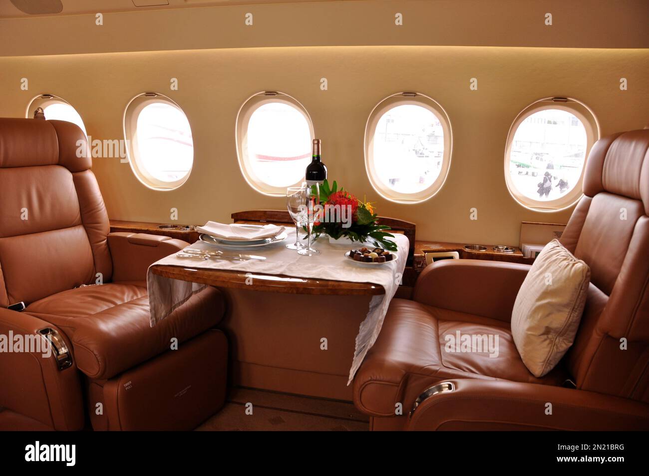Luxuriöse Innenausstattung und viel Beinfreiheit für Passagiere in den Business-Jets, die an der EBACE, Europa's grösste Private Aviation Messe in Gen Stock Photo