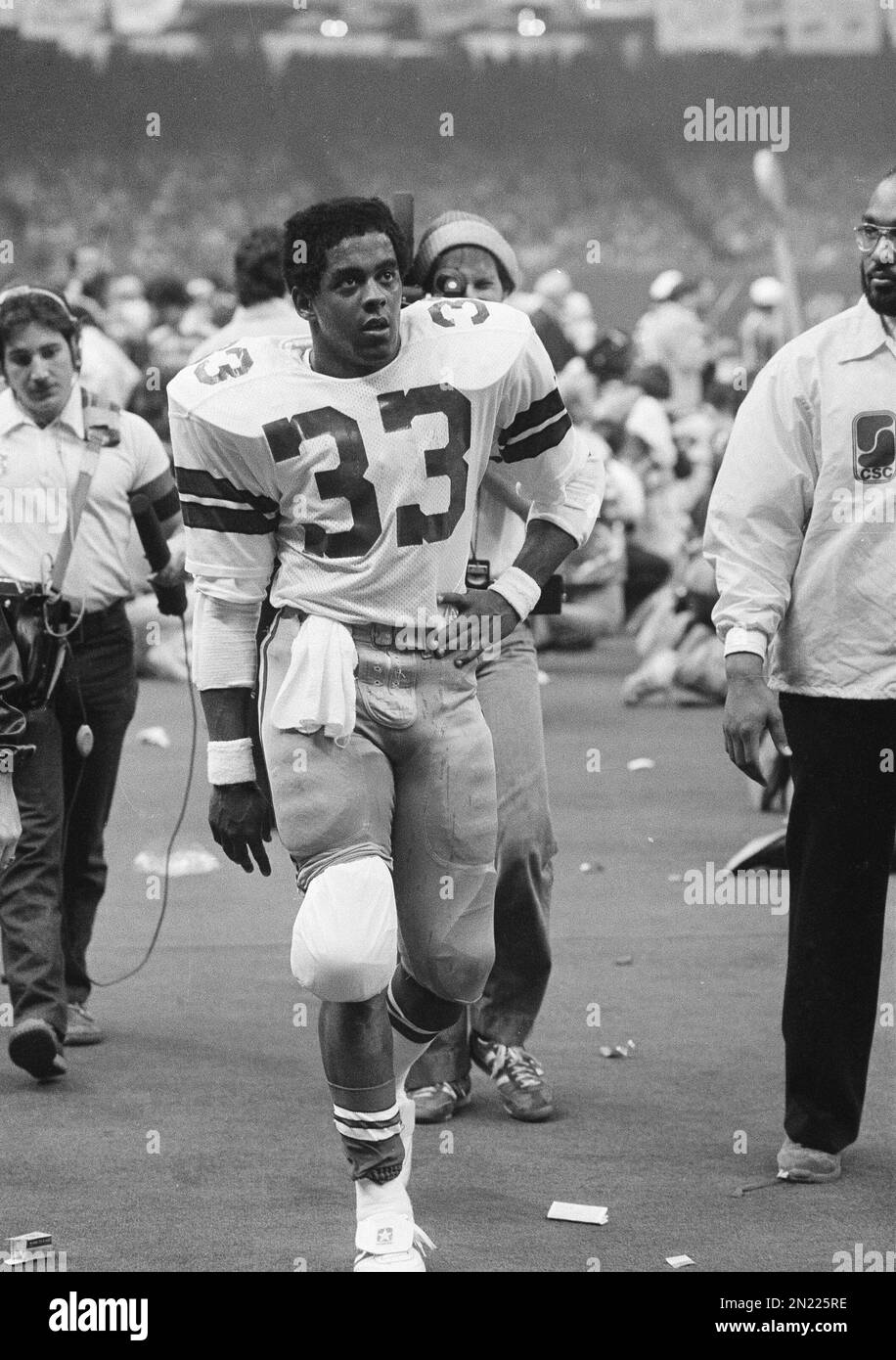 Dallas running back Tony Dorsett, with an ice pack around his right