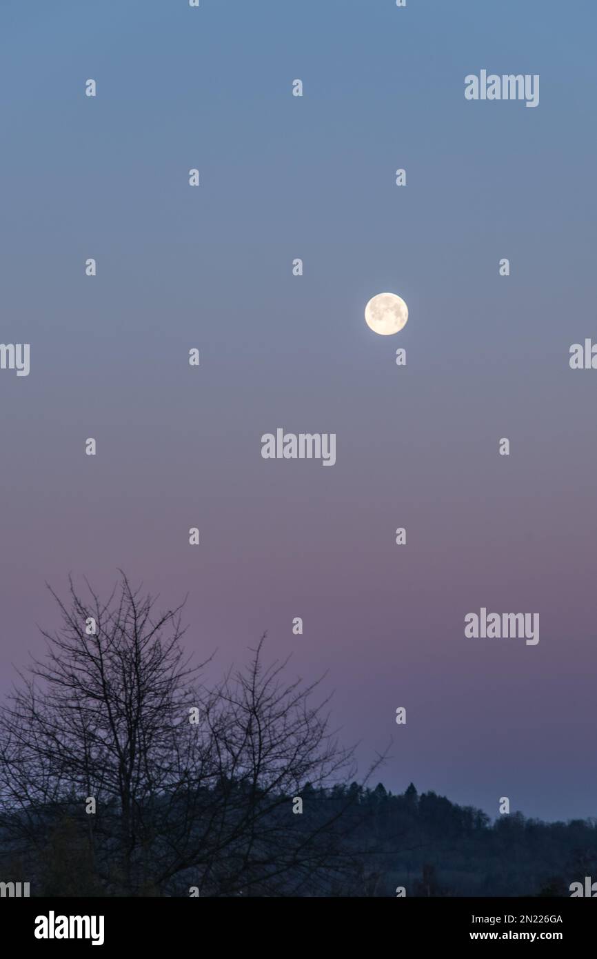 Lever de soleil hivernal sur la pleine lune Stock Photo Alamy