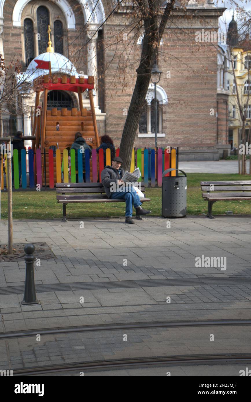Children reading park bench hi-res stock photography and images - Alamy