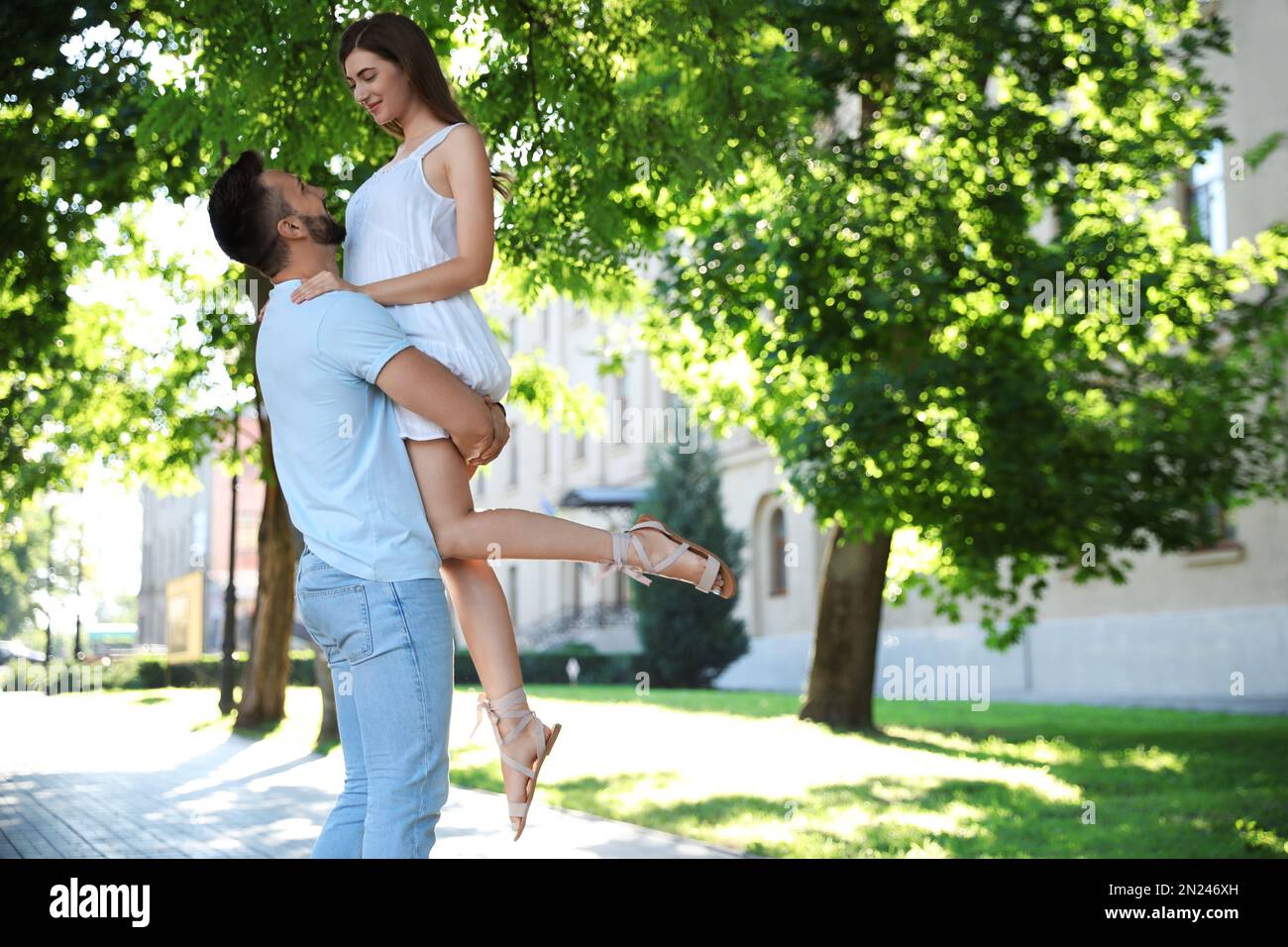 Man lifting woman dancing hi-res stock photography and images - Alamy