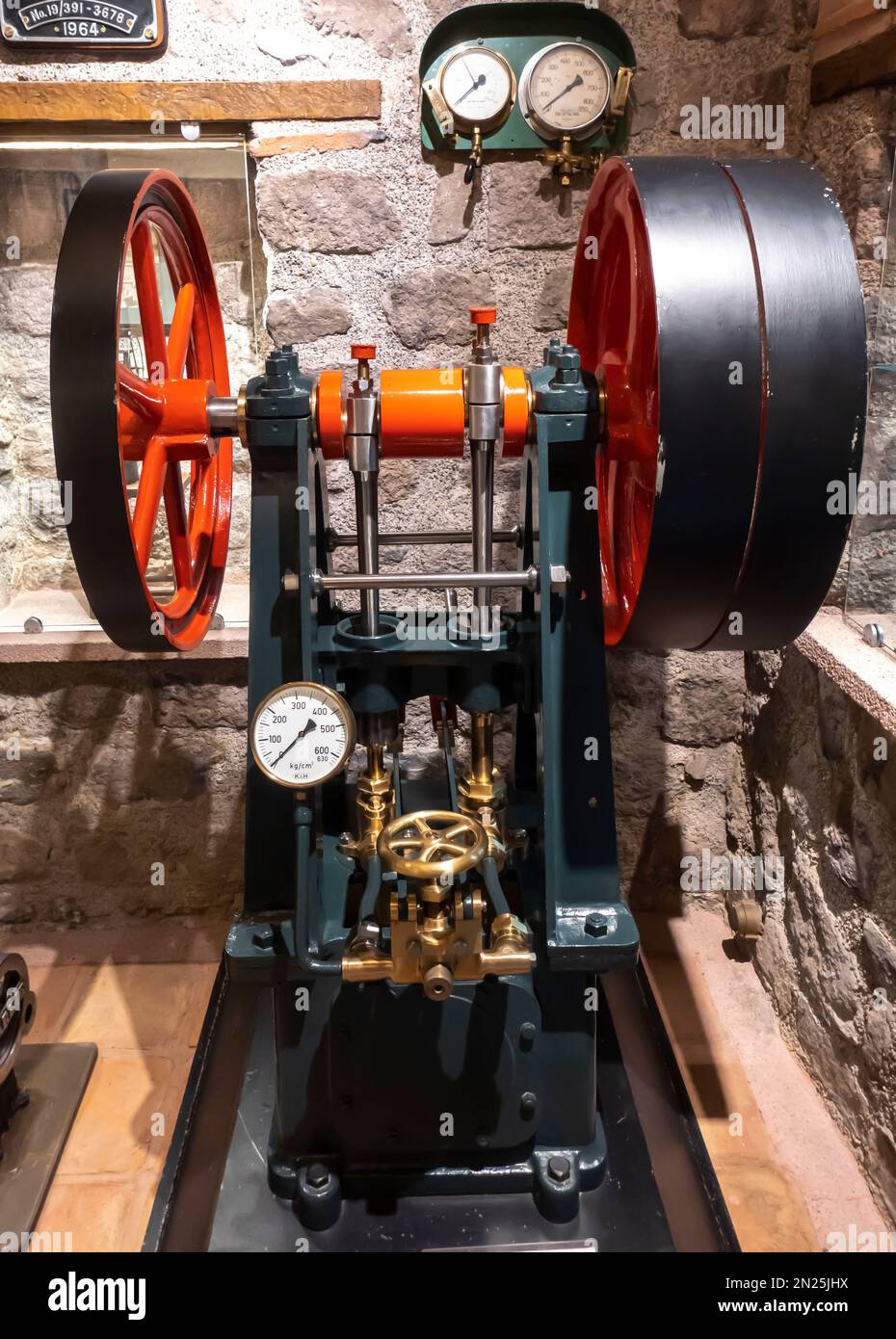 Twin cylinder hidraulic pumps hires stock photography and images Alamy