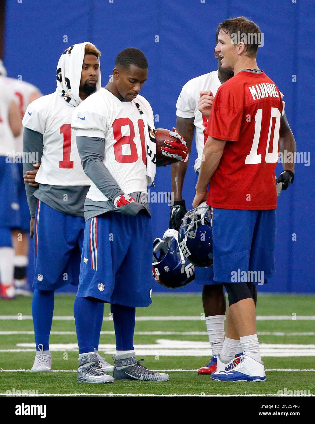 New York Giants quarterback Eli Manning (10) talks to wide receivers