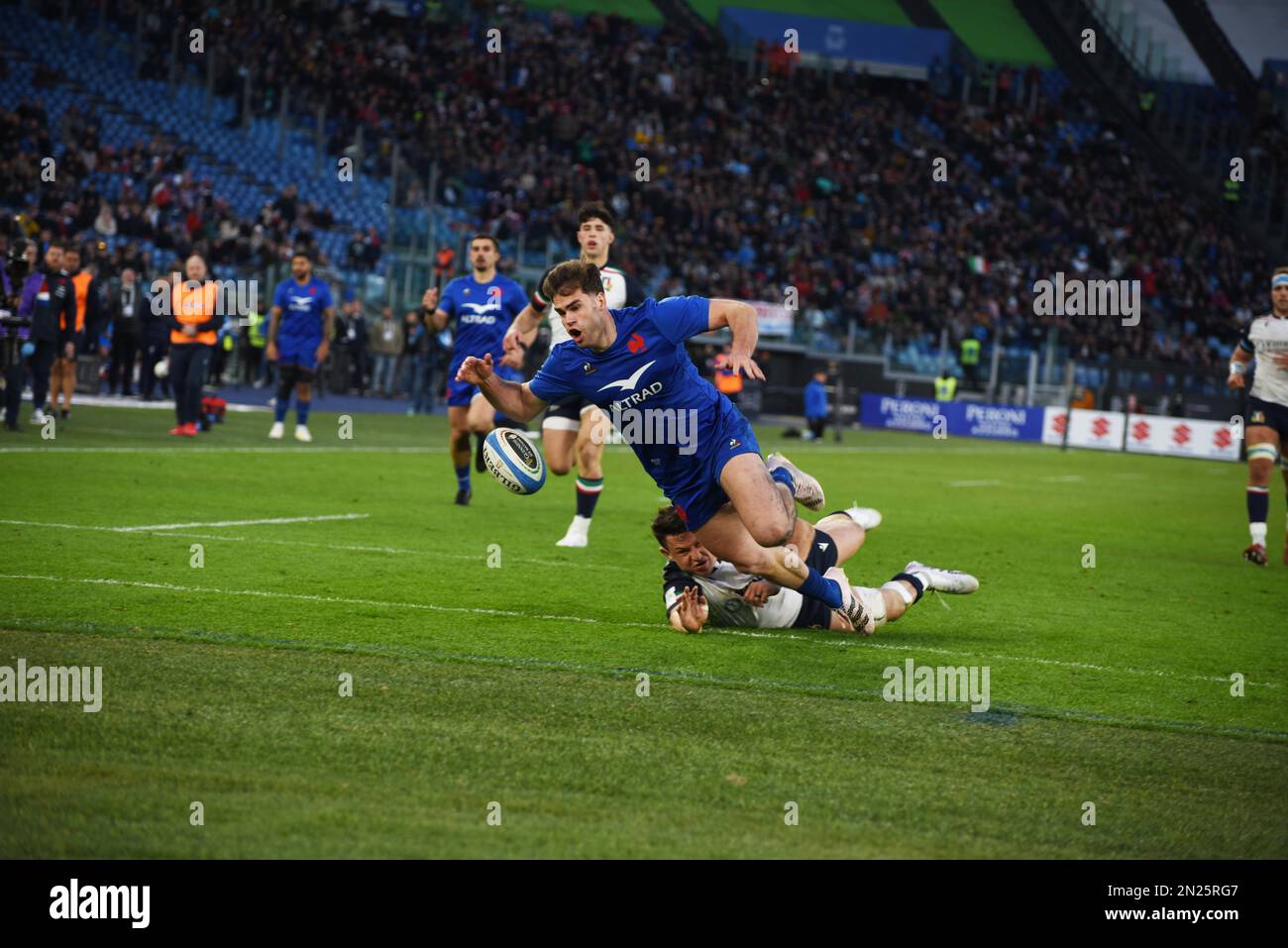Rome, Lazio, Italy. 5th Feb, 2023. Guinness Six Nations Rugby Champioship, debut for Italy and France at Olimpic Satadium of Rome, the wing Damian Penaud fight to conquer the ball, the Fance team won the match with result of 24 at 29. (Credit Image: © Pasquale Gargano/Pacific Press via ZUMA Press Wire) EDITORIAL USAGE ONLY! Not for Commercial USAGE! Stock Photo