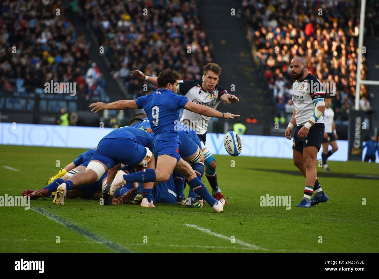 Rome, Lazio, Italy. 5th Feb, 2023. Guinness Six Nations Rugby Champioship, debut for Italy and France at Olimpic Satadium of Rome, the scrum half Antoine Duopont fight for the ball, the Fance team won the match with result of 24 at 29. (Credit Image: © Pasquale Gargano/Pacific Press via ZUMA Press Wire) EDITORIAL USAGE ONLY! Not for Commercial USAGE! Stock Photo