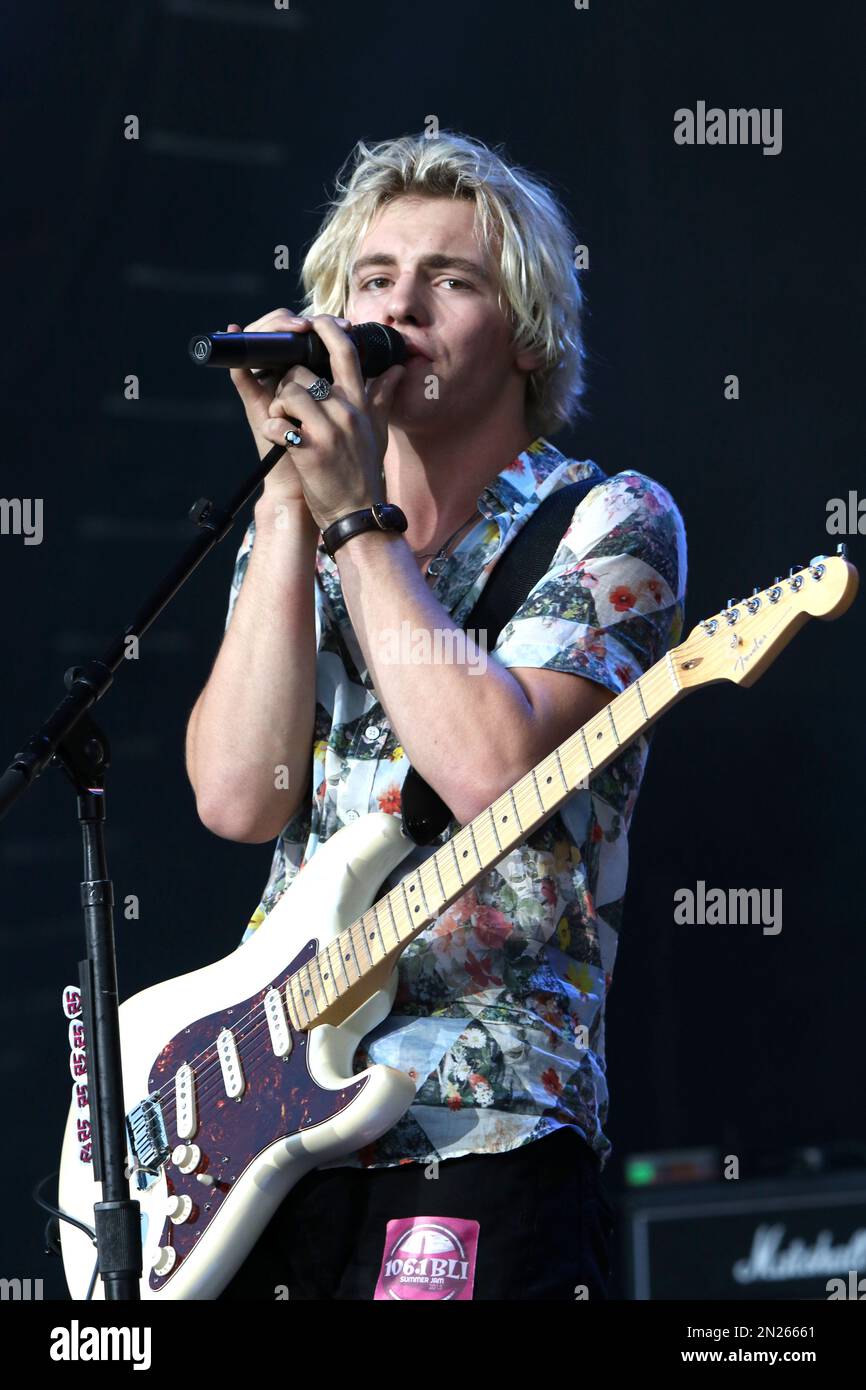 R5 Ross Lynch ピック Ross Lynch of the band R5 performs at BLI Summer Jam 2015 at