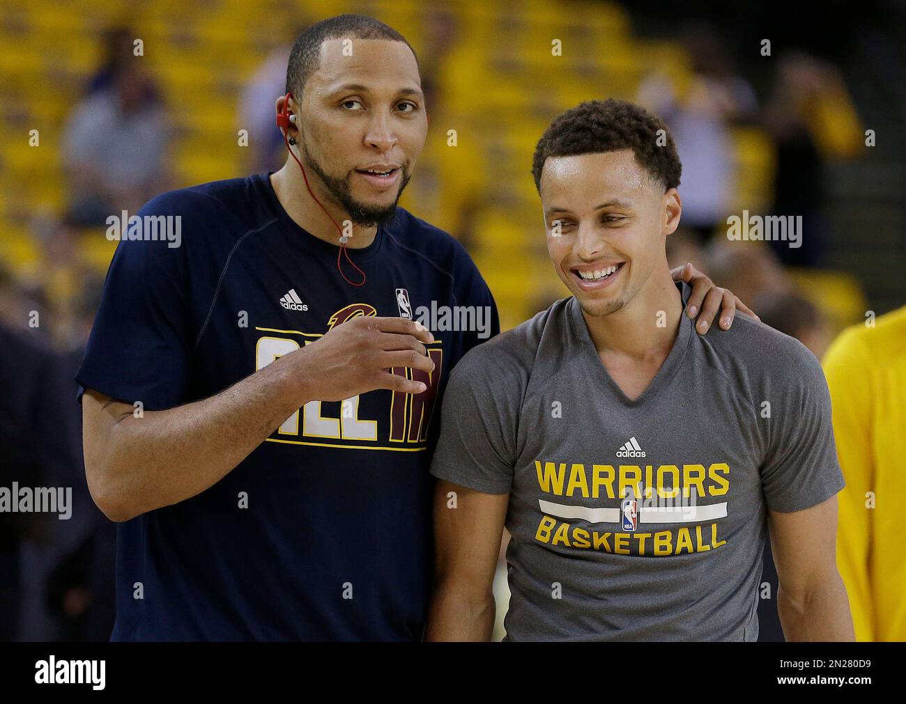 Cleveland Cavaliers guard Shawn Marion, left, talks with Golden State