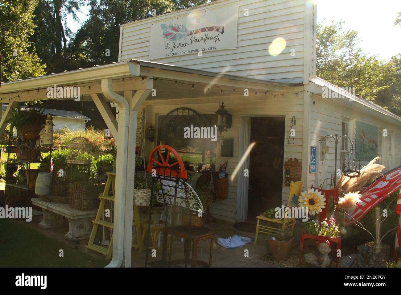 Flovilla, GA, USA. Exterior of an antique shop in the Village at Indian Springs Stock Photo Alamy