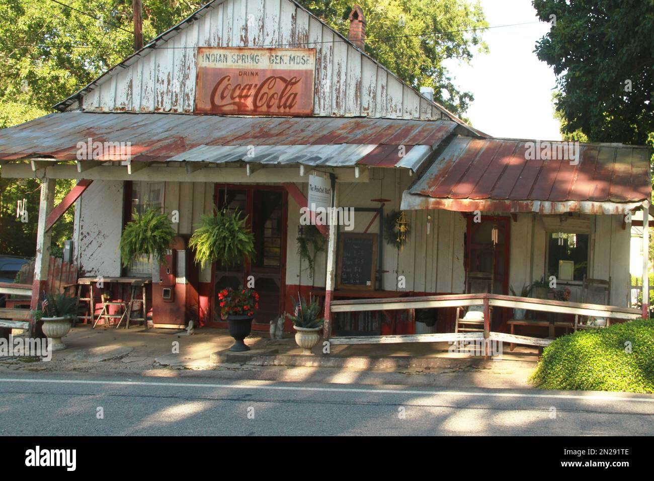 Exterior of an old country shop in Flovilla, GA, USA Stock Photo Alamy