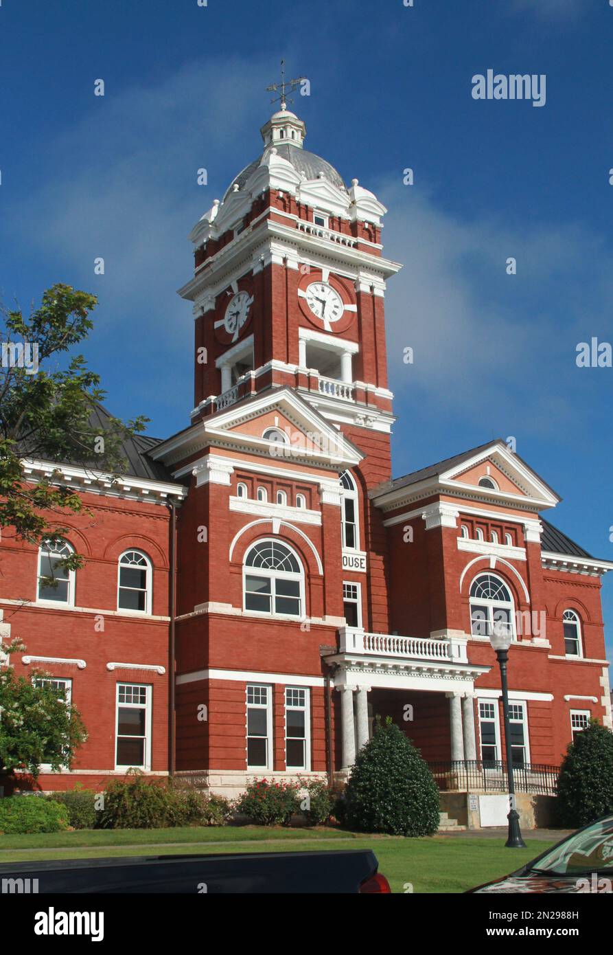 Forsyth, GA, USA. Exterior view of Monroe County's courthouse (b. 1896 ...