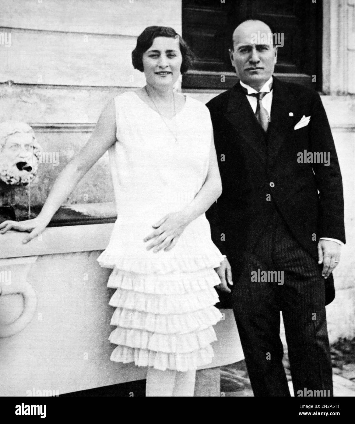 1928 ca ,  ROME , ITALY :  EDDA MUSSOLINI ( 1910 - 1995 ) with father italian Fascist Duce dictator Benito MUSSOLINI ( 1883 - 1945 ) at Villa Torlonia . The day 24 april 1930 Edda married the count Galeazzo CIANO ( 1903 - 1944 ) . Unknown photographer. - HISTORY - FOTO STORICHE - PORTRAIT - RITRATTO - CONTESSA - Countess - nobili - nobile - nobiltà italiana - italian nobility - portrait - ritratto - FASCISTA - FASCIST - FASCISMO - FASCISM - abito vestito bianco - white dress - ROMA - ITALIA  - padre e figlia - father and daughter ---  Archivio GBB Stock Photo