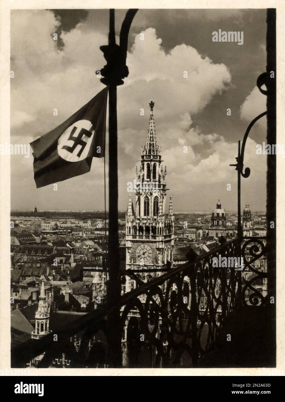 MUNCHEN , Bavaria , GERMANY , 1933 : The Nazist swastika Third Reich flag of german Fuhrer dictator  ADOLF HITLER ( 1889 - 1945  ). View of the city from St. Peter's Church ( Peterskirche ) . Unknown photographer .  - HISTORY - FOTO STORICHE - MONACO DI BAVIERA - BANDIERA - SVASTICA - WWII - NAZI - NAZIST - NAZISM - NAZISTA - NAZISMO - SECONDA GUERRA MONDIALE - WW2 - WORLD WAR II -  chiesa - PANORAMA - VIEW - ARCHITETTURA - ARCHITECTURE --- Archivio GBB Stock Photo