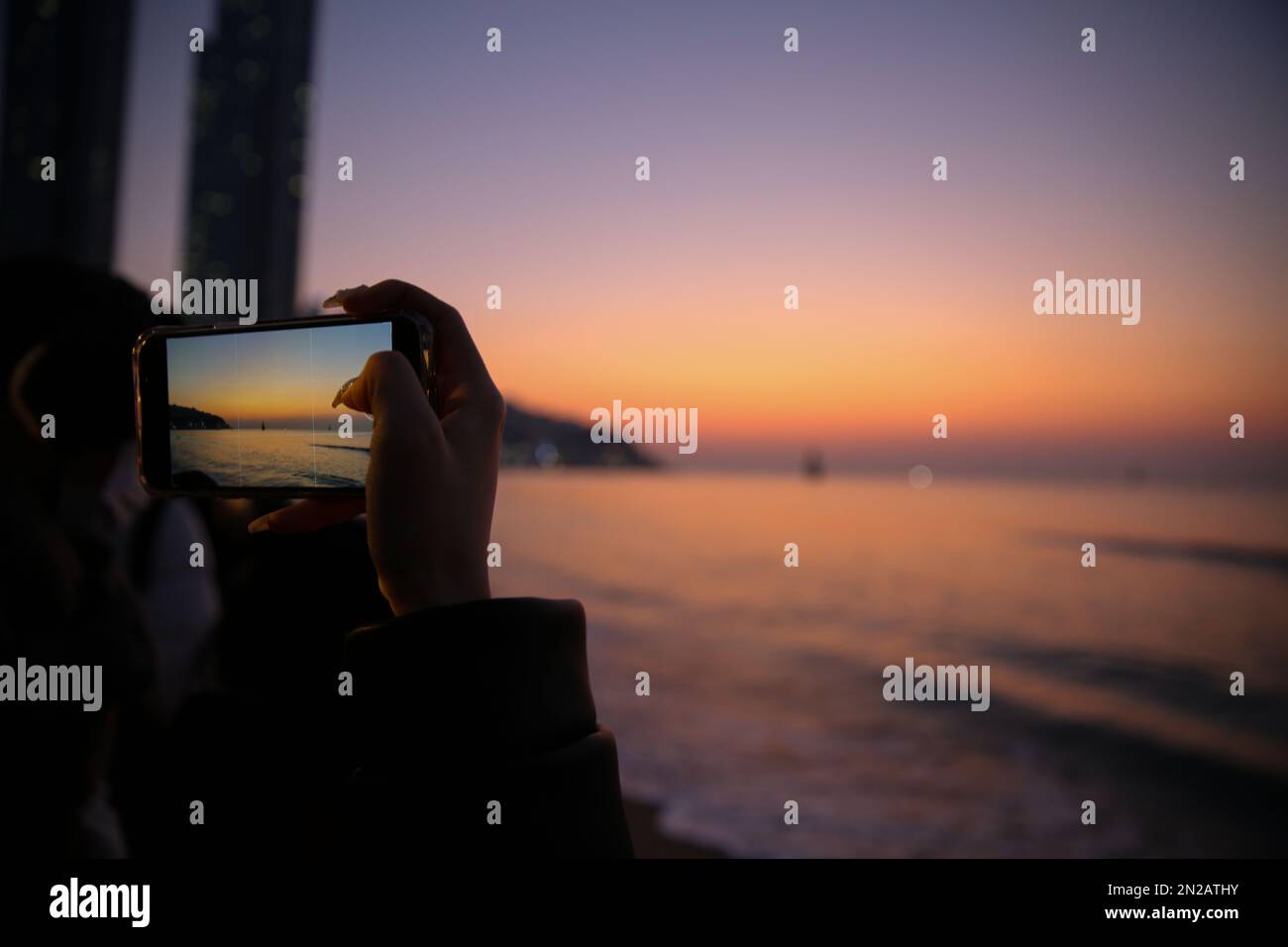 Taking picture with phone on the beach hi-res stock photography and ...