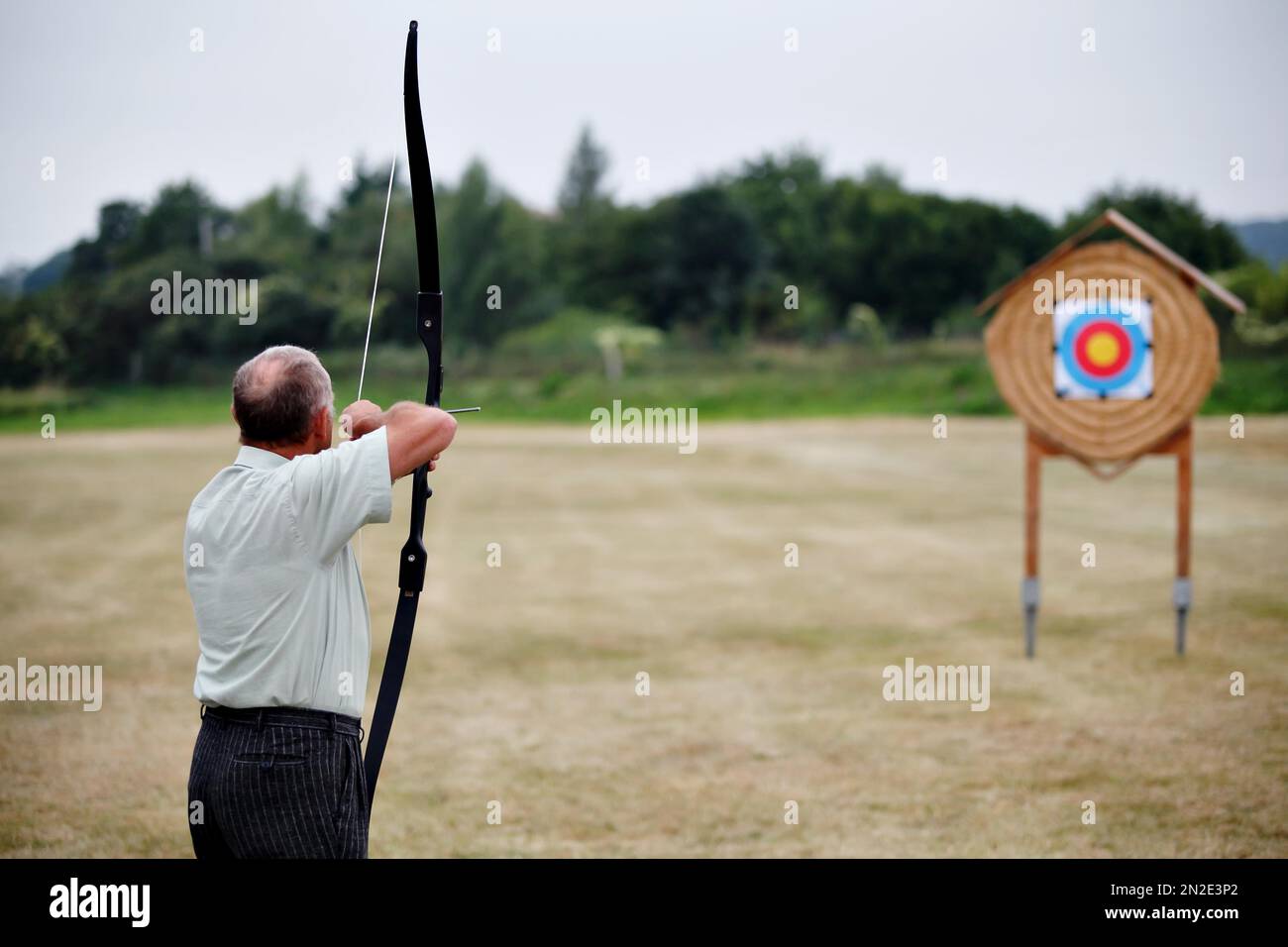Shooting bow hires stock photography and images Alamy