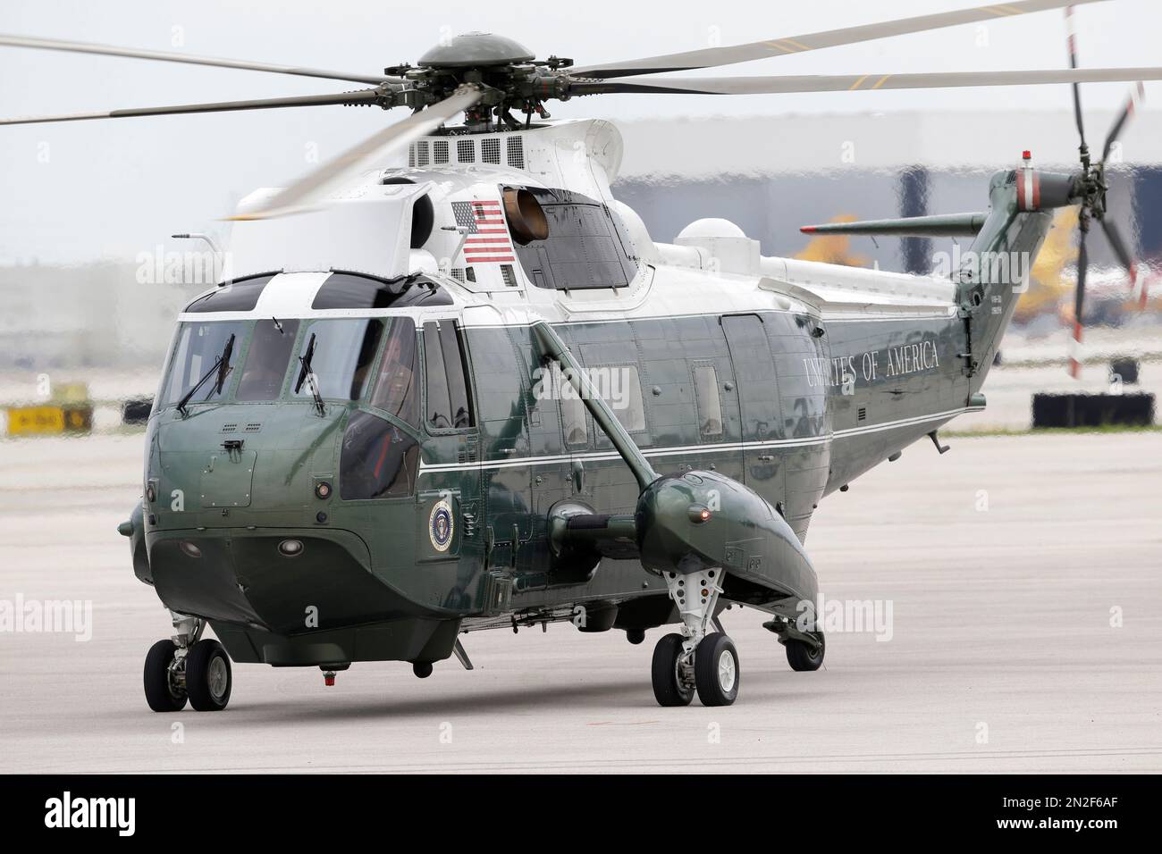 A Sikorsky VH-3D Sea King helicopter with Marine Helicopter Squadron ...