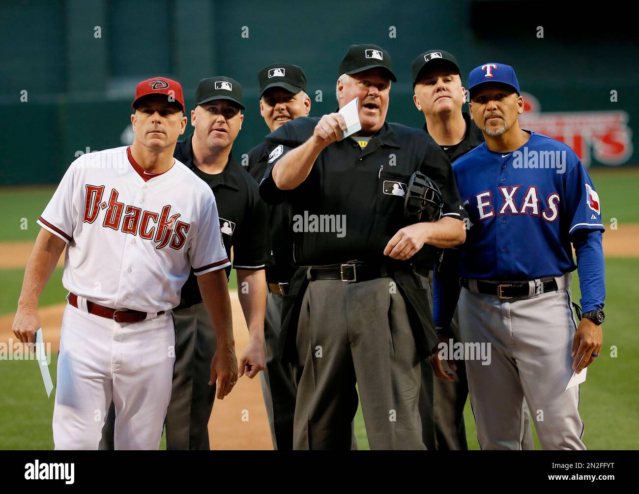 Arizona Diamondbacks manager Chip Hale, left, and Texas Rangers first
