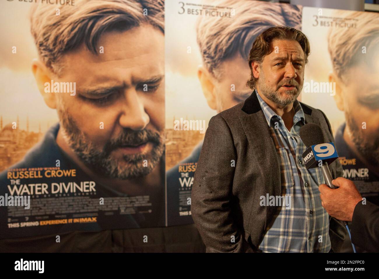 Russell Crowe makes an appearance on the red carpet for the Chicago ...