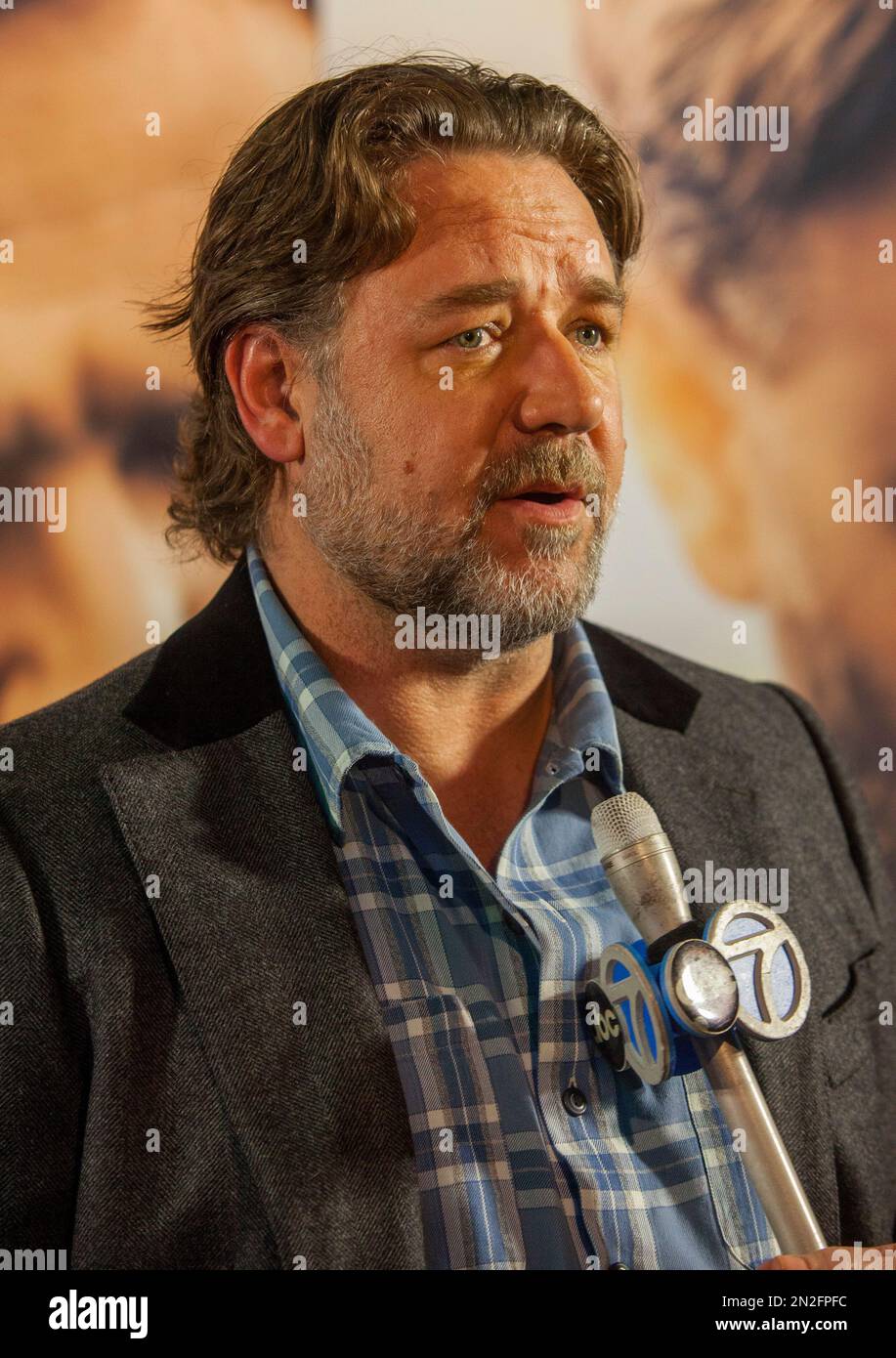 Russell Crowe makes an appearance on the red carpet for the Chicago ...
