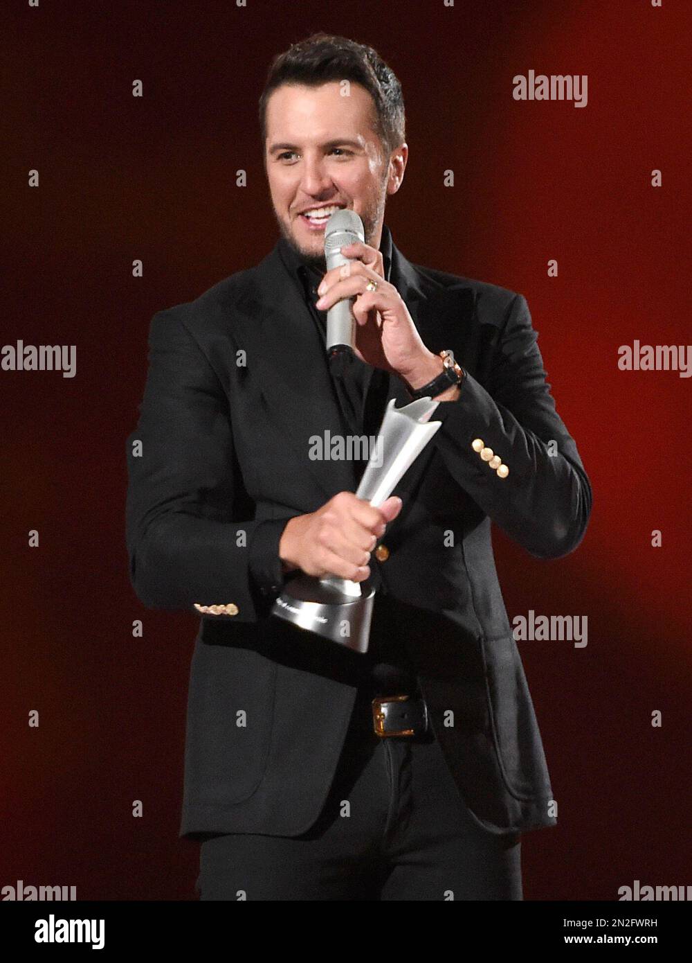 luke-bryan-accepts-the-award-for-entertainer-of-the-year-at-the-50th