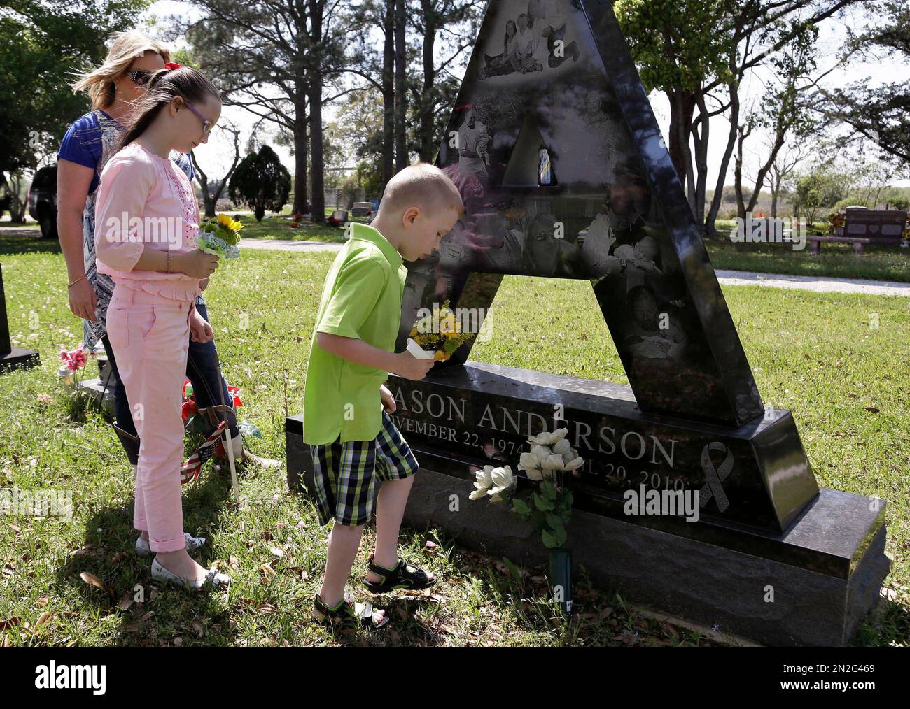 In this Thursday, March 26, 2015 photo, Shelley Anderson, left, and her children Lacy, center