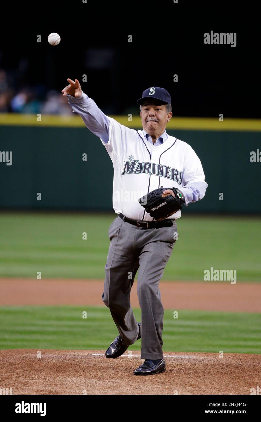 Valenzuela throws out first pitch, 07/19/2022