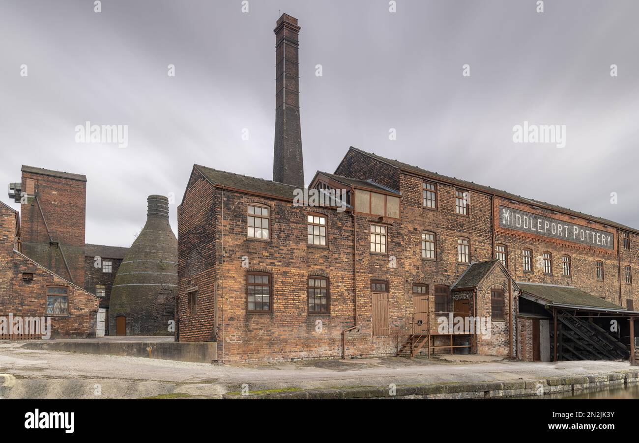 Pottery Stoke On Trent Staffordshire. Bottle Kilns and chimneys at Middleport pottery next to the Mersey and Trent canal known fort narrowboats Stock Photo