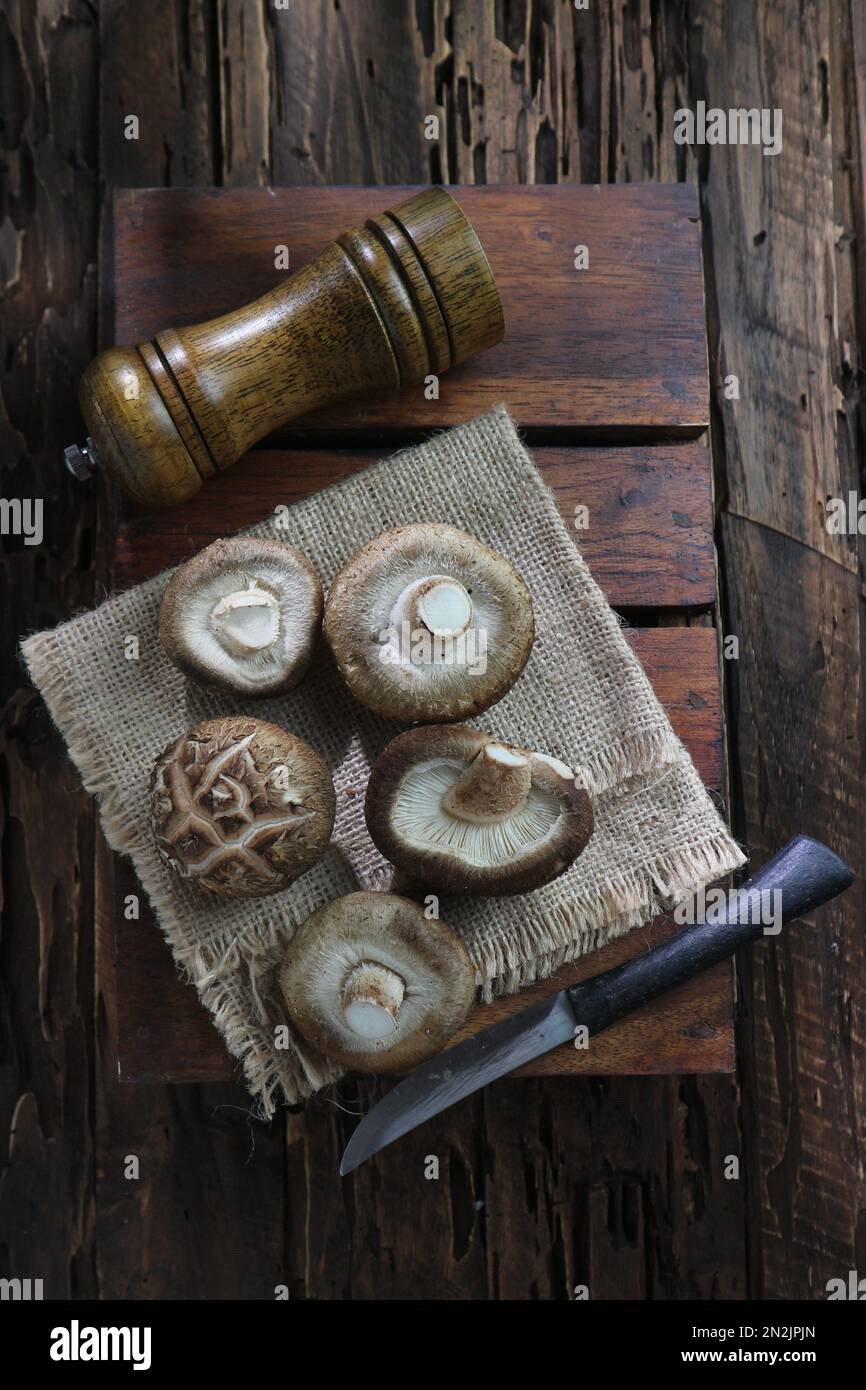 https://c8.alamy.com/comp/2N2JPJN/shitake-mushrooms-on-a-hemp-cloth-knife-and-wooden-spice-grinder-on-a-wooden-tray-2N2JPJN.jpg