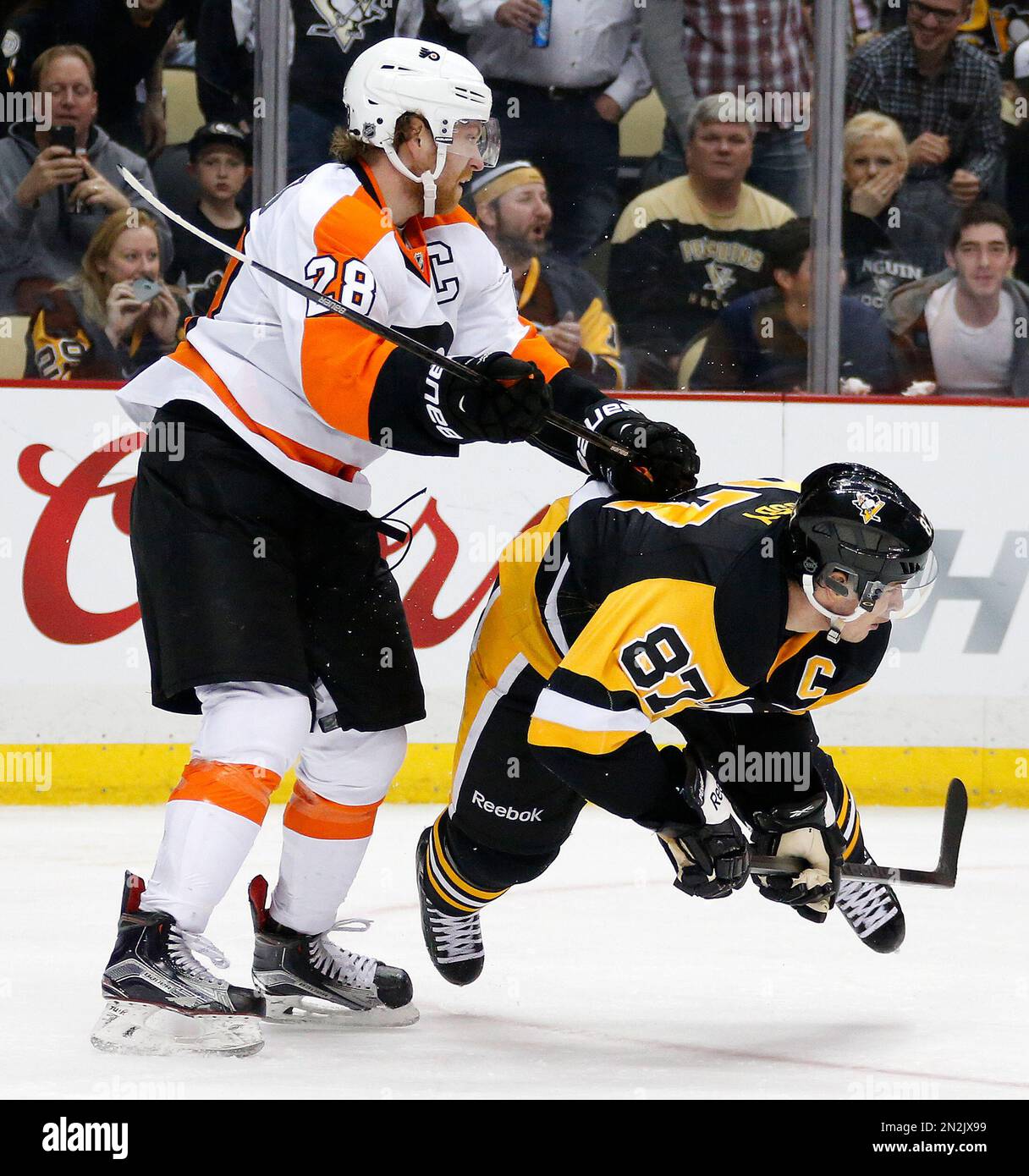 Philadelphia Flyers' Claude Giroux (28) cross checks Pittsburgh
