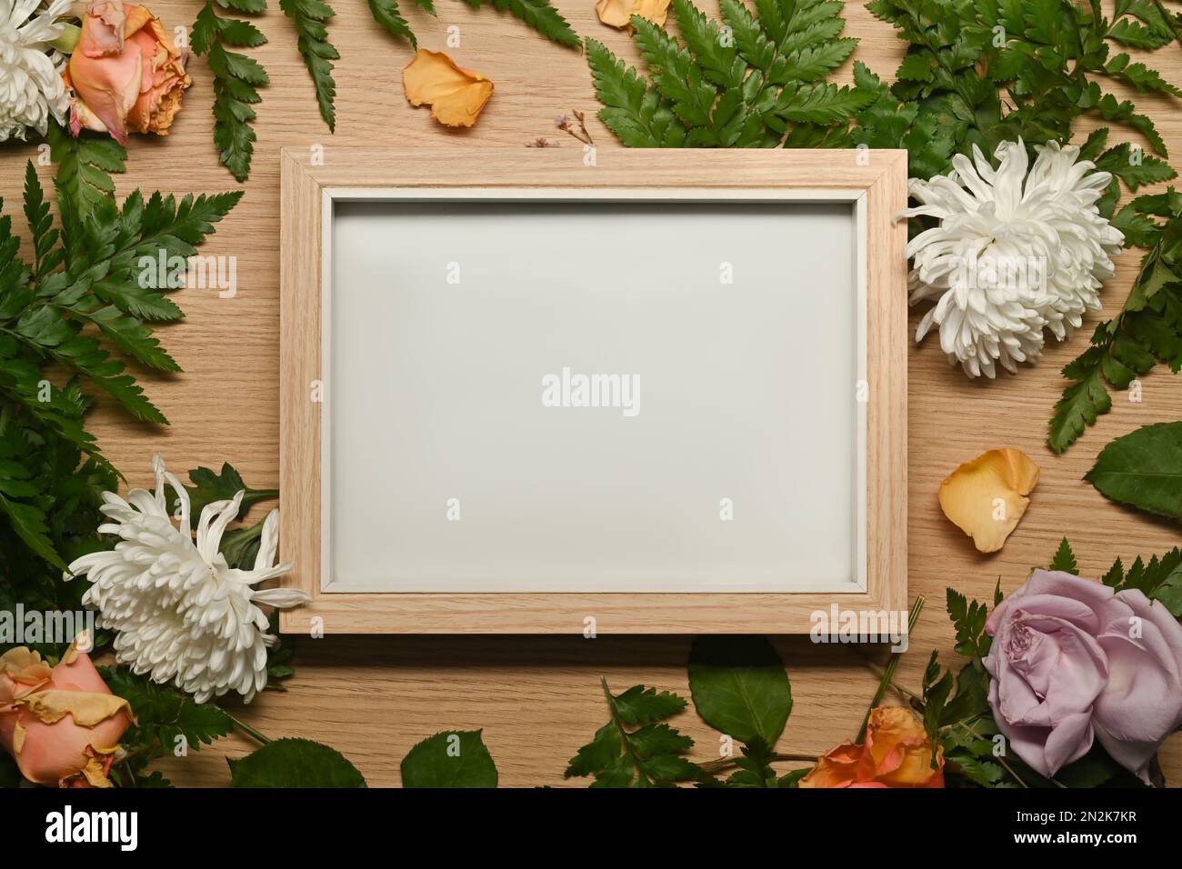 Real flower border frame hi-res stock photography and images - Alamy