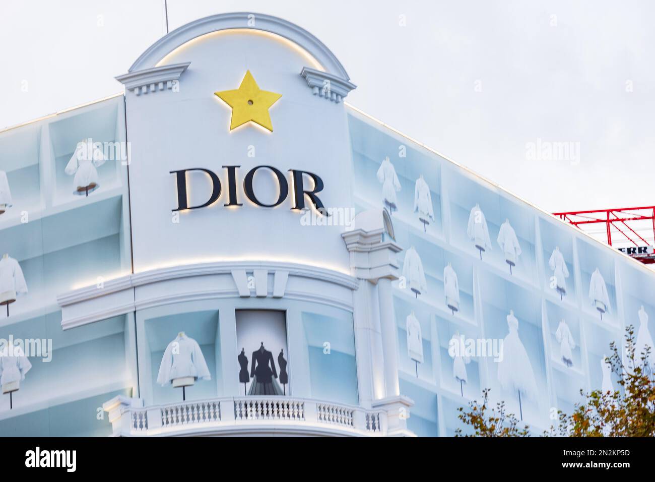Dior is offering a virtual visit of its Champs-Elysées boutique in Paris