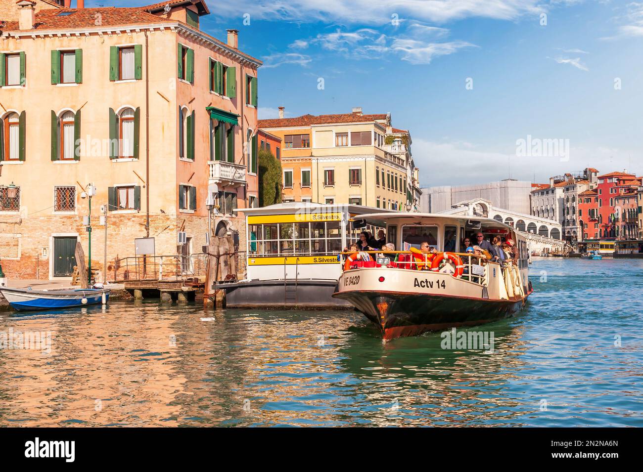 Vaporetto on the grand canal hi-res stock photography and images - Alamy