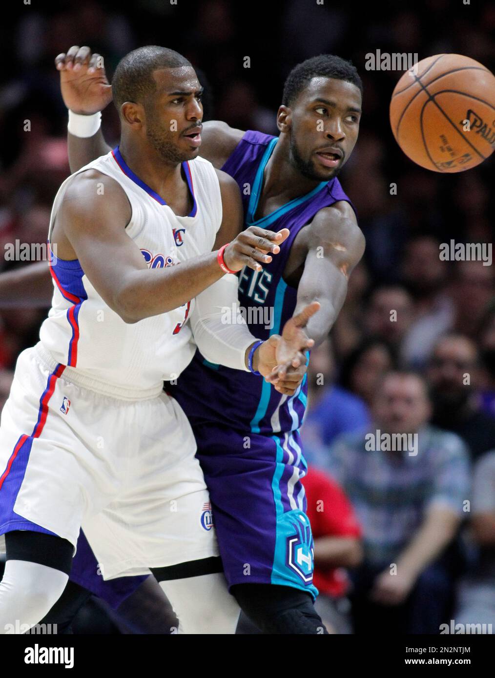 Los Angeles Clippers guard Chris Paul left passes the ball away from the pressure of Charlotte Hornets forward Michael Kidd Gilchrist during the second half of an NBA basketball game in Los Angeles